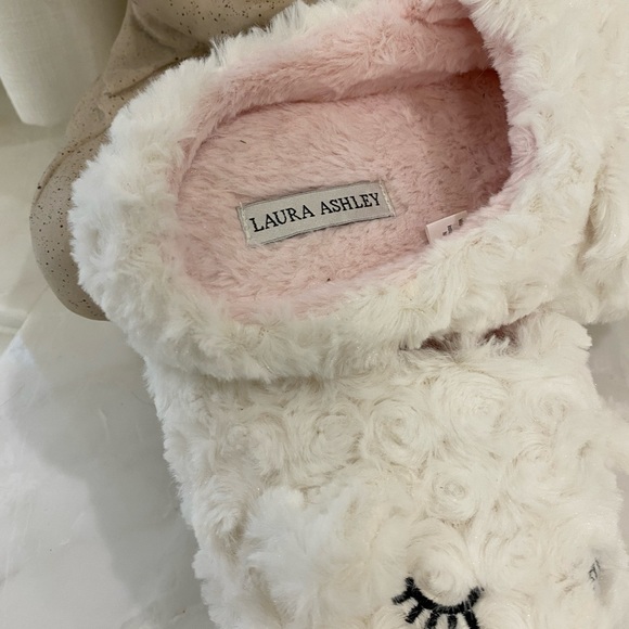 Gifted to a beautiful young Posher 🎁Laura Ashley slippers - Picture 2 of 4